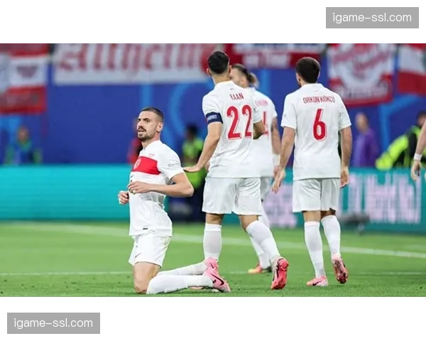 终场哨响瞬间镜头：莱比锡少帅与教练组激动相拥